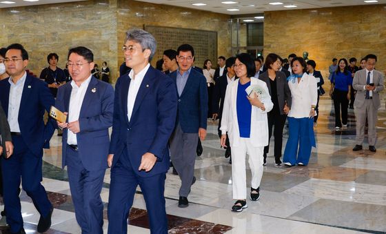 본회의장 향하는 민주