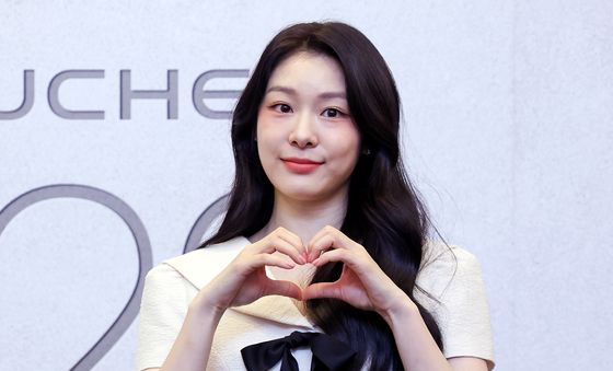 김연아 '하트 만들며'