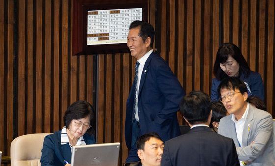 추미애 법사위원장 옆 지나는 정청래 민주당 대표