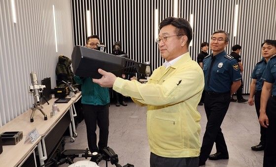 대테러 작전 장비 살펴보는 윤호중 장관