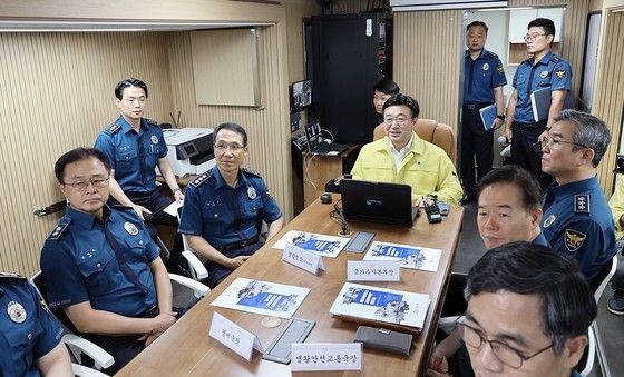 화상통화 지휘하는 윤호중 행안부 장관