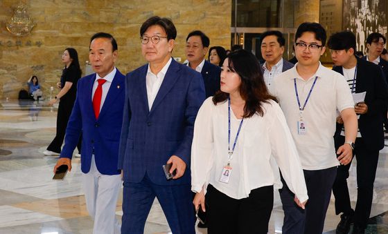 본회의장 향하는 권성동 의원