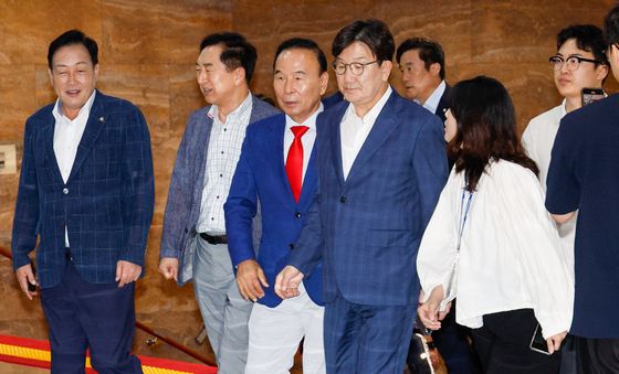 본회의장 향하는 권성동 의원