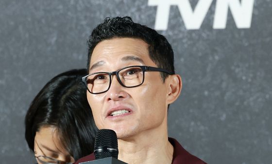 질문에 답하는 대니얼 대 킴