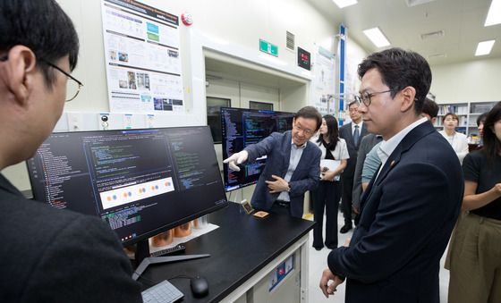 초전도 양자컴퓨팅 시스템 연구시설 설명듣는 배경훈 장관