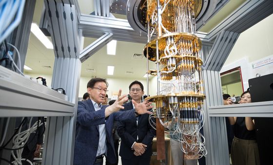 초전도 양자컴퓨팅 시스템 연구시설 설명듣는 배경훈 장관
