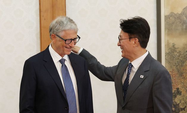 빌 게이츠와 대화하는 김민석 국무총리