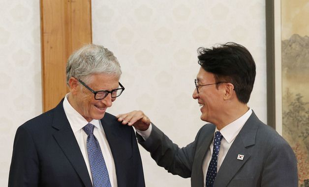 대화하는 김민석 국무총리와 빌게이츠