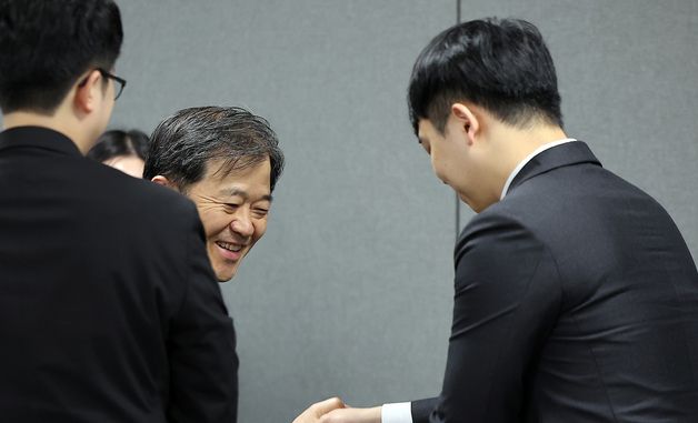 한성존 비대위원장과 인사 나누는 이형훈 제2차관