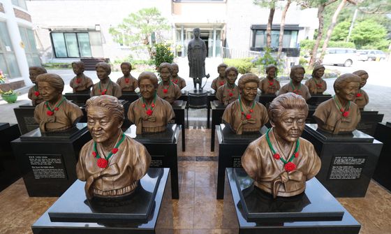 李대통령 "위안부 합의, 국가로서의 약속…뒤집는 건 바람직하지 않아"