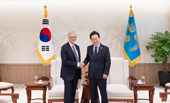 빌 게이츠 게이츠재단 이사장과 악수하는 이재명 대통령