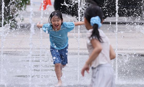 분수 속에서 잠시 잊는 '끝나지 않는 여름'