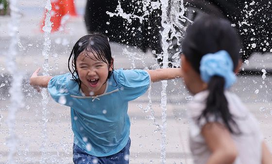 분수 속에서 잠시 잊는 '끝나지 않는 여름'