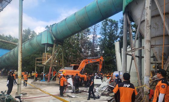 레미콘 공장서 청소 작업자 3명 쓰러져…당국 구조 중