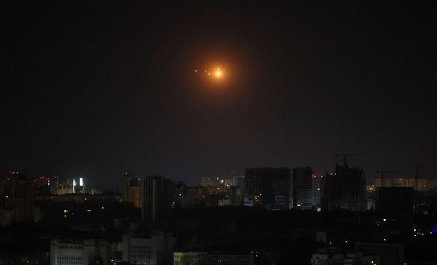 [포토] 키이우 밤 하늘에 나타난 러시아 드론