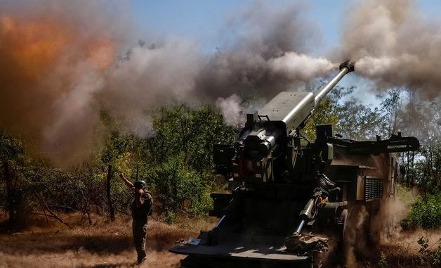 [포토] 러시아군 향해 포탄 발사하는 우크라 포병