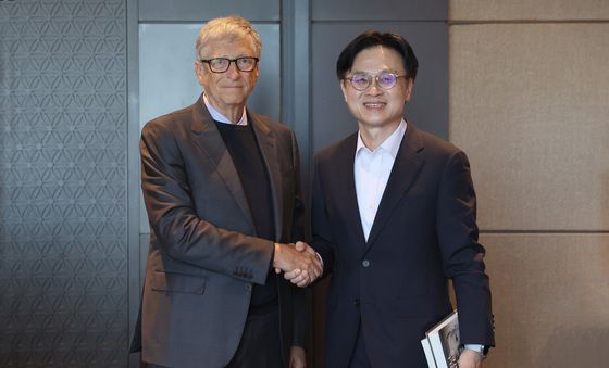 빌 게이츠 테라파워 회장과 악수하는 김정관 장관