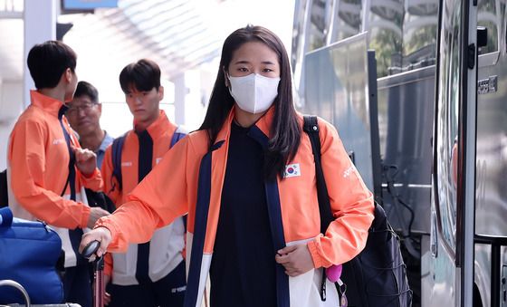 파리로 출국하는 안세영