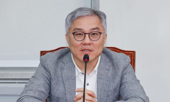 인사말하는 최강욱 민주 교육연수원장