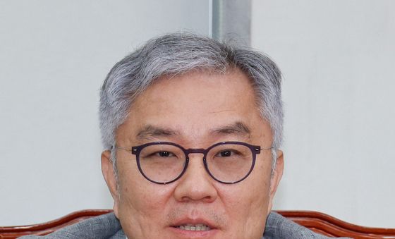 인사말하는 최강욱 민주 교육연수원장