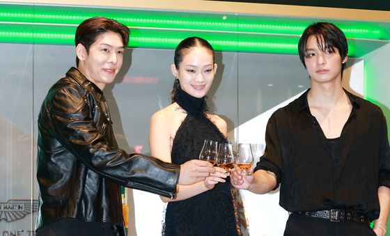 오스틴 강 ·신현지·채종석, 건배