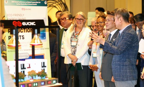 기후테크기업 부스 살피는 김민석 국무총리