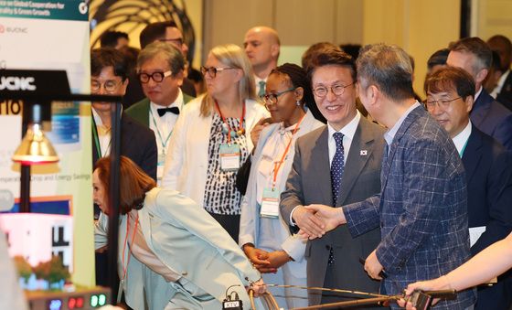 기후테크기업 부스 돌아보는 김민석 국무총리