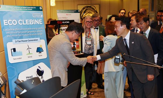 기후테크기업 부스 돌아보는 김민석 국무총리