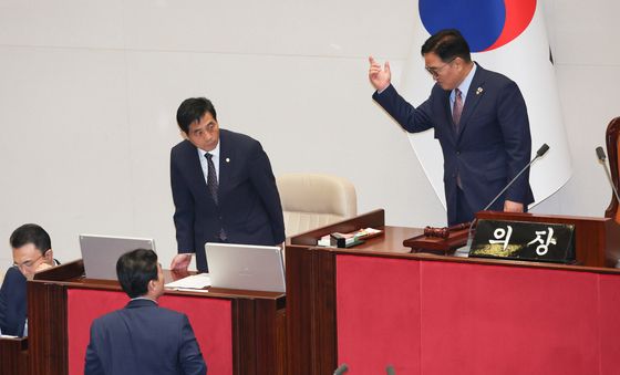 안규백 국방장관과 대화하는 우원식 의장