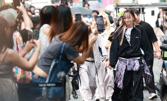 명동에 등장한 댄스 크루 베베