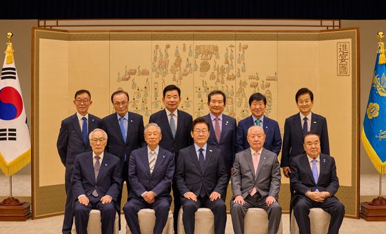 이재명 대통령 '민주당 상임고문단과 함께'