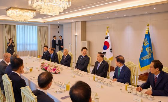 민주당 상임고문단 만난 이재명 대통령