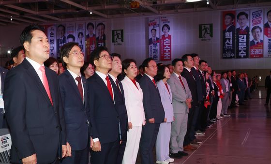 애국가 부르는 국힘 당권 주자들