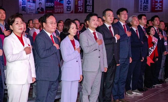 국민의례하는 최고위원 후보들