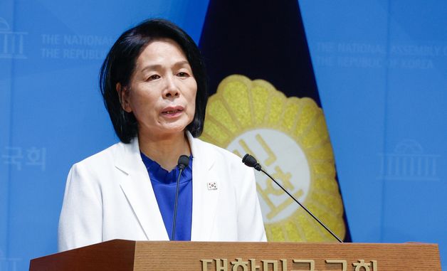 방송 3법 통과, 기자회견하는 최민희 위원장