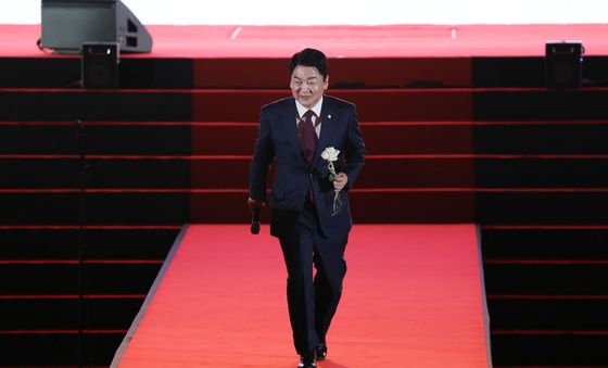 당원들에게 다가가는 안철수