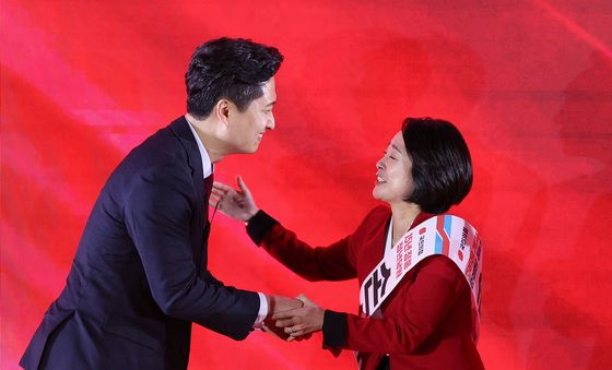 인사나누는 우재준·손수조