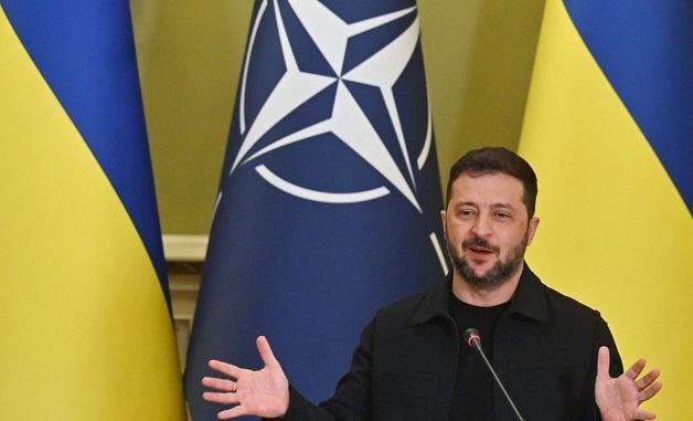 [포토]나토 사무총장과 회담 후 기자회견하는 젤렌스키