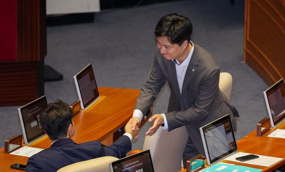 인사하는 우재준 의원