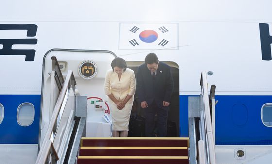 고개숙여 인사하는 이재명 대통령 부부