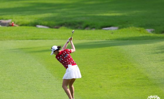 아이언샷 날리는 박현경