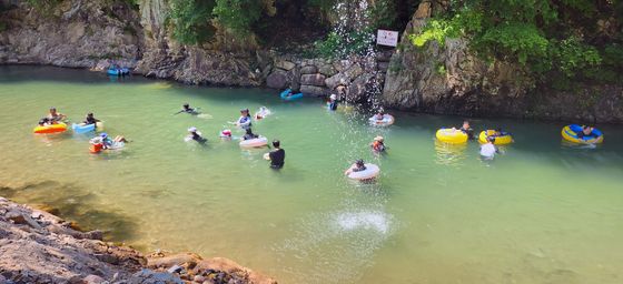 무더운 날씨에 계곡 찾아 더위 식히는 피서객들