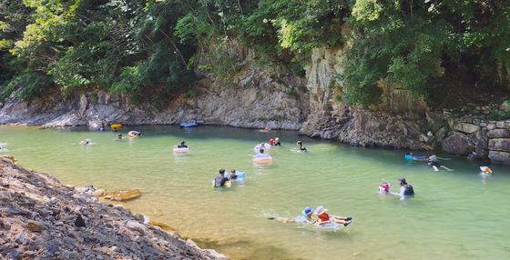 계곡에서 즐기는 물놀이