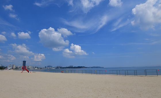 18년 만에 재개장한 송도해수욕장 '내년에 다시 만나요'