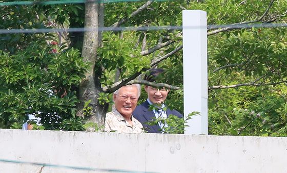 환하게 웃는 문 전 대통령과 조국