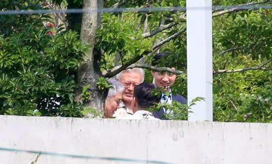 문 전 대통령과 만나는 조국 전 대표와 최강욱 전 의원