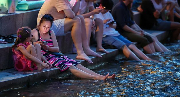 열대야에 지쳐 물에 발 담군 시민들