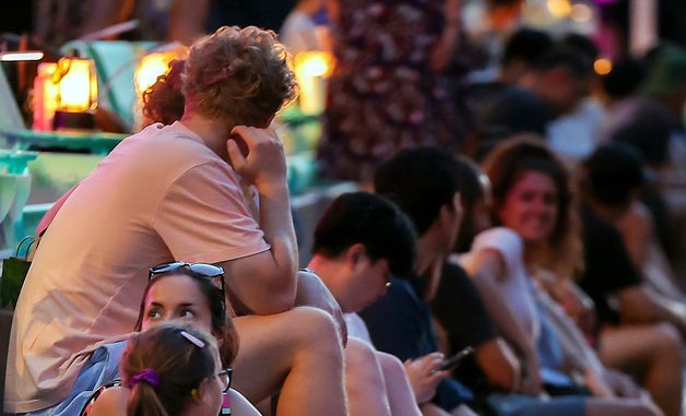 열대야에 지쳐 물에 발 담군 시민들