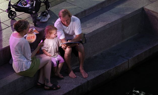 열대야 속 청계천 찾은 외국인 관광객들