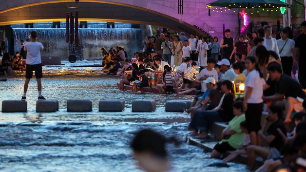 열대야 속 청계천 나들이하는 시민들